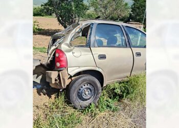 El vehículo estaba volcado a la altura del kilómetro 21, de la carretera federal 175.