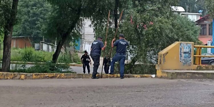 Elementos de la Policía Municipal realizan recorridos por la ribera del río.