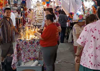 Fotos: Lisbeth Mejía Reyes // En las expoferias artesanales, se expenden mezcal infringiendo el reglamento de comercio en vía pública.