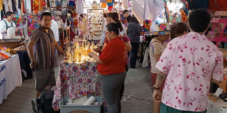 Fotos: Lisbeth Mejía Reyes // En las expoferias artesanales, se expenden mezcal infringiendo el reglamento de comercio en vía pública.