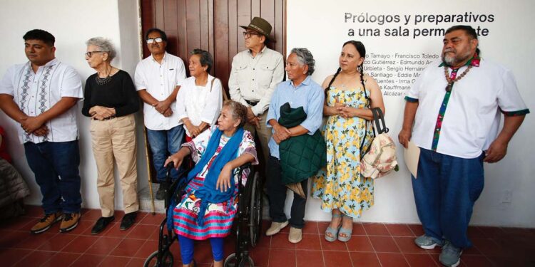 Fotos: Jorge Luis Plata // Los presentes recorrieron la nueva exposición que abre camino a una sala permanente dedicada al arte oaxaqueño en el MUPO.