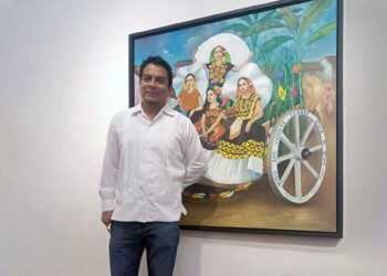 El maestro Noel Gómez Lorenzo, durante la inauguración de su exposición que celebra la riqueza cultural y las tradiciones de la Guelaguetza.