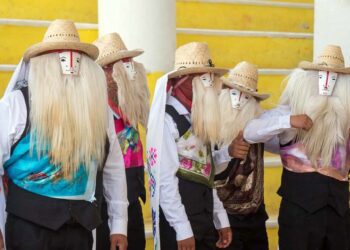 En un ambiente de fiesta y orgullo, se despidió a los bailarines y músicos de los Chilolos, que representarán con tradición y alegría a la Mixteca en la Guelaguetza 2025.