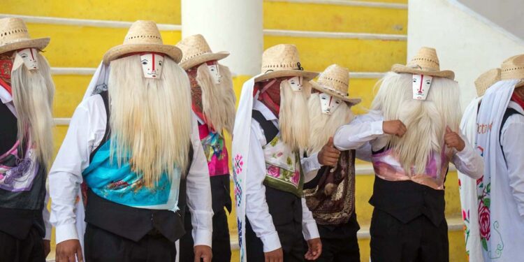 En un ambiente de fiesta y orgullo, se despidió a los bailarines y músicos de los Chilolos, que representarán con tradición y alegría a la Mixteca en la Guelaguetza 2025.