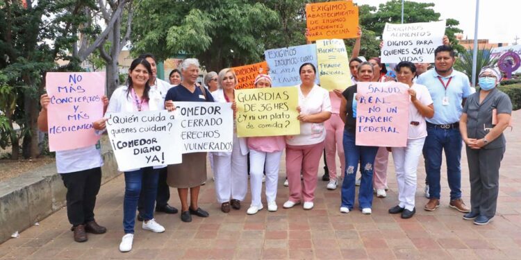 Foto: Adrián Gaytán // Este jueves los trabajadores salieron en protesta como forma de presión a las autoridades.