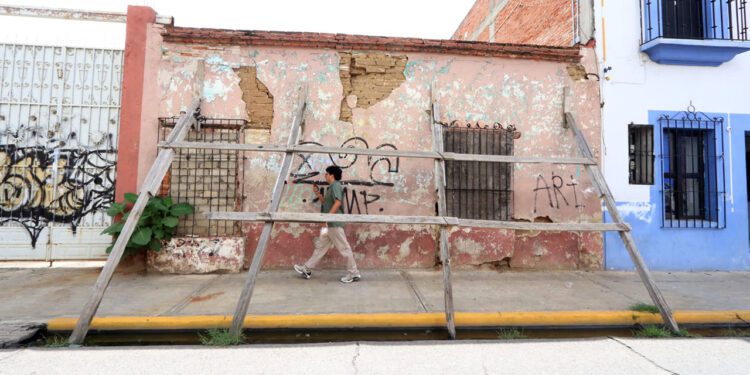 Foto: Adrián Gaytán // Se han registrado desprendimientos en inmuebles antiguos del Centro de la ciudad de Oaxaca.