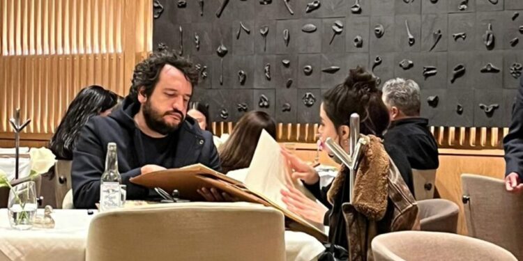 López Beltrán, abandona a las bases para salir de vacaciones