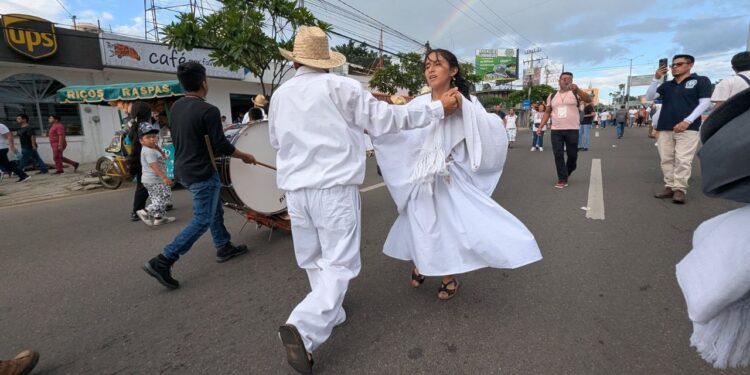 S-22: recorre Convite las calles previo a Guelaguetza Popular