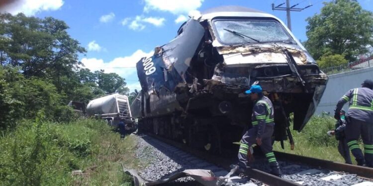 Choca Tren Interoceánico contra tráiler en Tabasco
