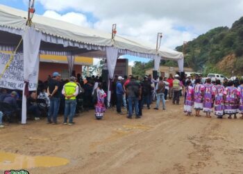 Vía destrozada, inician rehabilitación de la carretera Teotitlán-Huautla