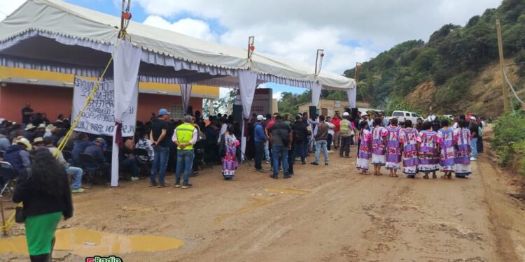 Vía destrozada, inician rehabilitación de la carretera Teotitlán-Huautla