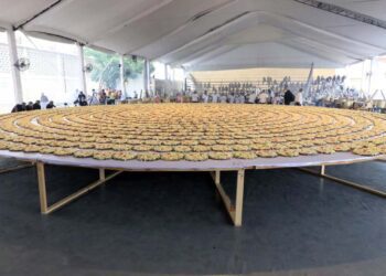 Foto: Adrián Gaytán // En el marco de la Expoferia “Del Comal para el Mundo: La Tlayuda”, se elaboraron dos tipos de tlayudas; la más grande y con la línea más grande.