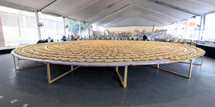 Foto: Adrián Gaytán // En el marco de la Expoferia “Del Comal para el Mundo: La Tlayuda”, se elaboraron dos tipos de tlayudas; la más grande y con la línea más grande.