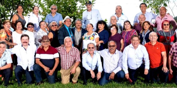 Integrantes de la 27ª Generación (1972-1975) se reencontraron para conmemorar cinco décadas de su egreso de la secundaria.