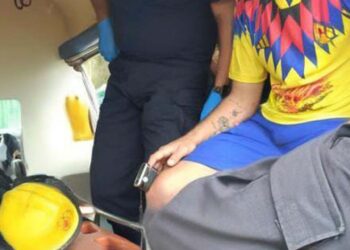 Jugador resulta lesionado en encuentro deportivo.