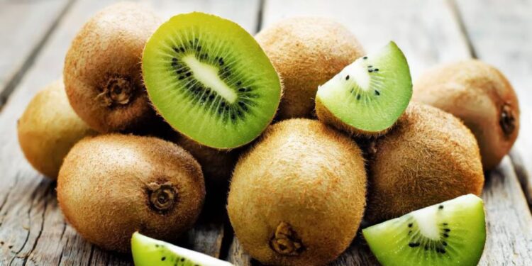 Kiwi: la fruta ideal para fortalecer tus huesos y cuidar tu salud