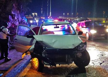 La camioneta fue retirada del lugar con el apoyo de una grúa particular.