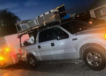 La camioneta es marca Ford tipo Lobo, de cuatro puertas.