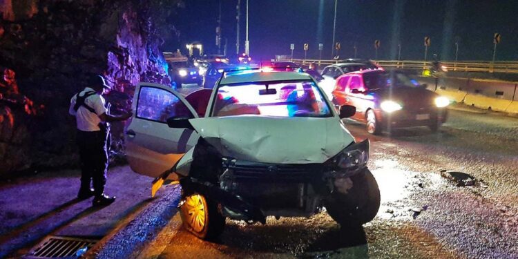 La camioneta fue retirada del lugar con el apoyo de una grúa particular.