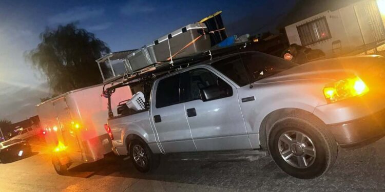 La camioneta es marca Ford tipo Lobo, de cuatro puertas.
