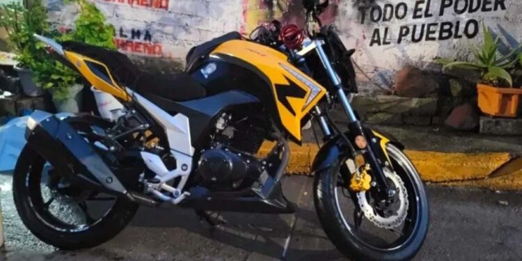 La motocicleta robada es marca Itálika, tipo 250z, color amarillo con negro.