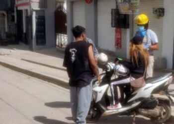 La motoneta había colisionado con una camioneta marca Nissan color blanco.