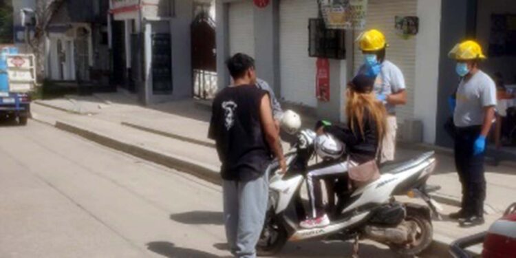 La motoneta había colisionado con una camioneta marca Nissan color blanco.