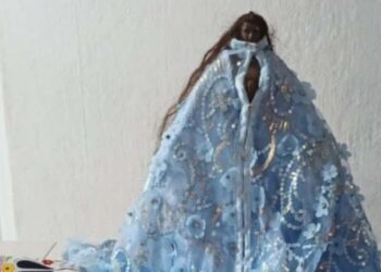 La mujer llevaba la imagen envuelta en un suéter.