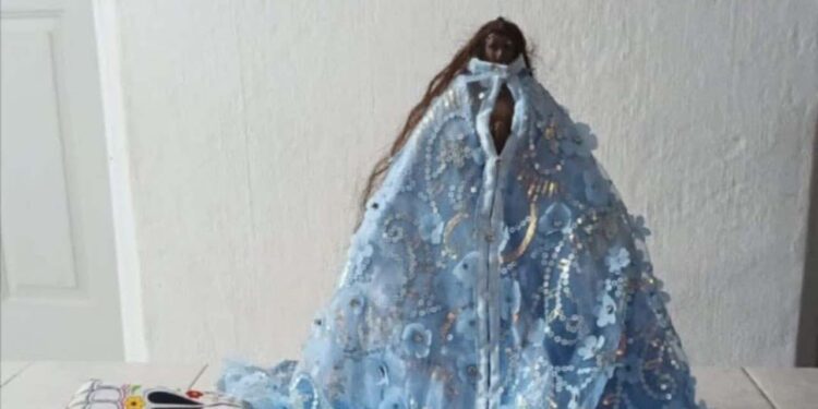 La mujer llevaba la imagen envuelta en un suéter.