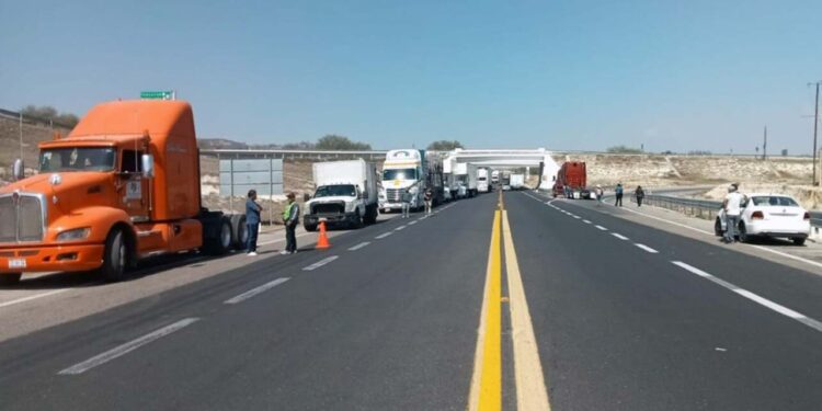 Foto: internet // La súper carretera 135-D, Cuacnopalan-Oaxaca, es una de las vías más inseguras para los autotransportistas; a la semana se denuncian de dos a tres asaltos.