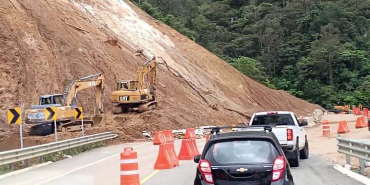 Foto: internet // La súper carretera a la Costa registra nueal menos ocho tramos con obras de rehabilitación.