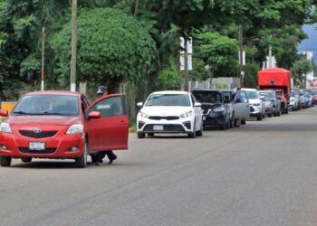 Foto: Adrián Gaytán // Largas filas de automovilistas en los verificentros de la capital.