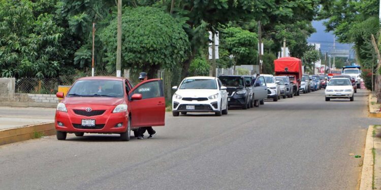 Foto: Adrián Gaytán // Largas filas de automovilistas en los verificentros de la capital.