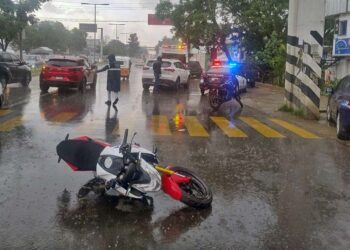 Las autoridades apoyaron para resguardar la zona en lo que llegaban los paramédicos.