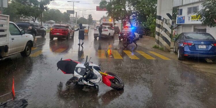 Las autoridades apoyaron para resguardar la zona en lo que llegaban los paramédicos.