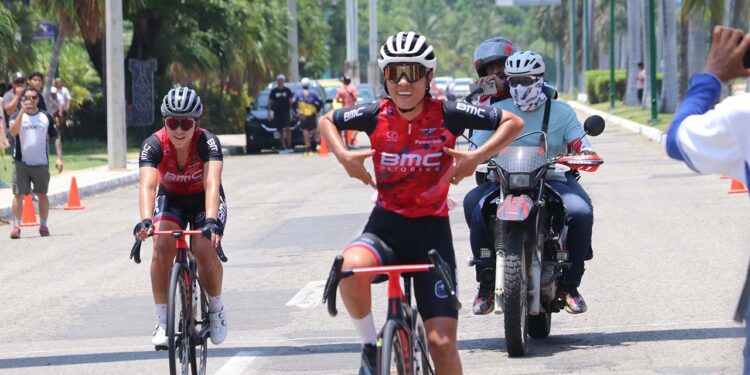 Fotos: Leobardo García Reyes // Las integrantes de Pato Bike mantienen el dominio de la Vuelta Oaxaca.