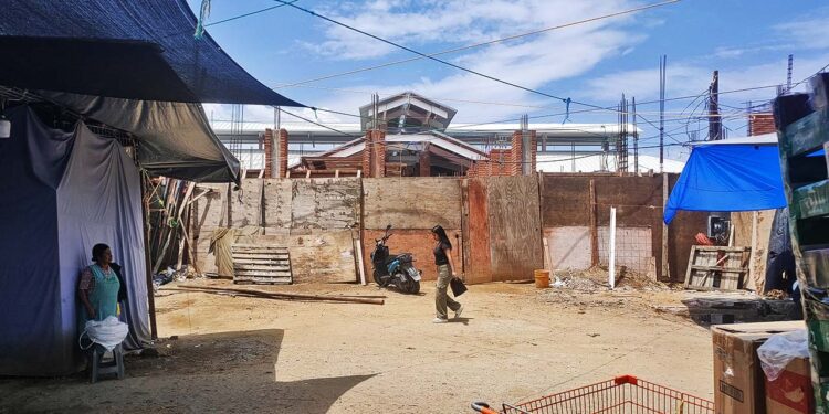 Foto: Adrián Gaytán // Las obras en la zona de pan y comedores de la Central de Abasto, siguen inconclusas.