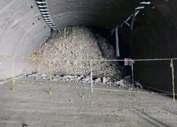 Fotos: Internet // Las obras de rehabilitación en el puente “El Tornillo” de la súper carretera Mitla-Tehuantepec, permanecen suspendidas por un conflicto entre transportistas y la empresa concesionaria.