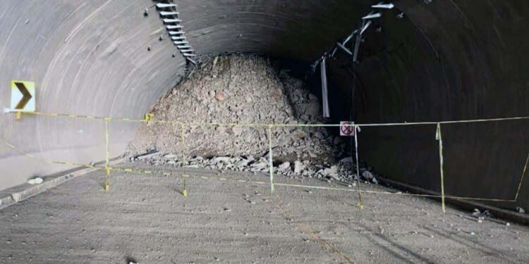 Fotos: Internet // Las obras de rehabilitación en el puente “El Tornillo” de la súper carretera Mitla-Tehuantepec, permanecen suspendidas por un conflicto entre transportistas y la empresa concesionaria.