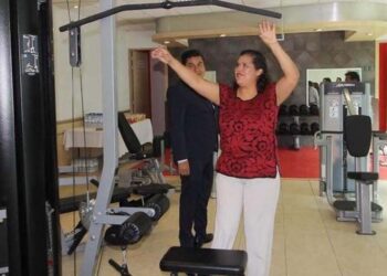 Foto: internet // Laura Estrada Mauro, expresidenta de la Junta de Coordinación Política, durante una visita al gimnasio del Congreso del Estado, un elefante blanco.