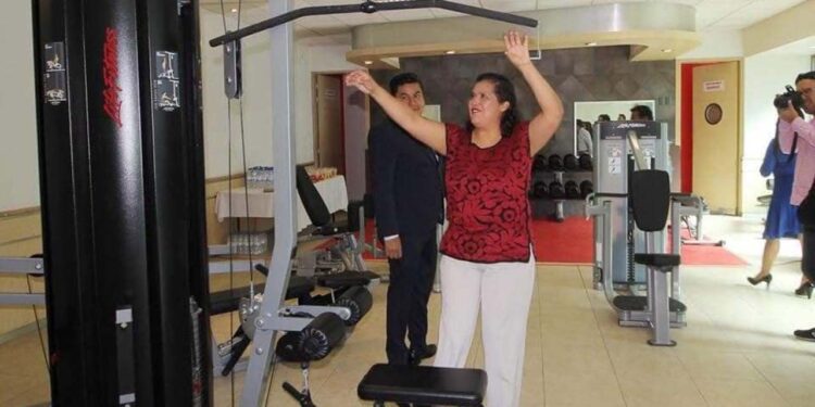 Foto: internet // Laura Estrada Mauro, expresidenta de la Junta de Coordinación Política, durante una visita al gimnasio del Congreso del Estado, un elefante blanco.