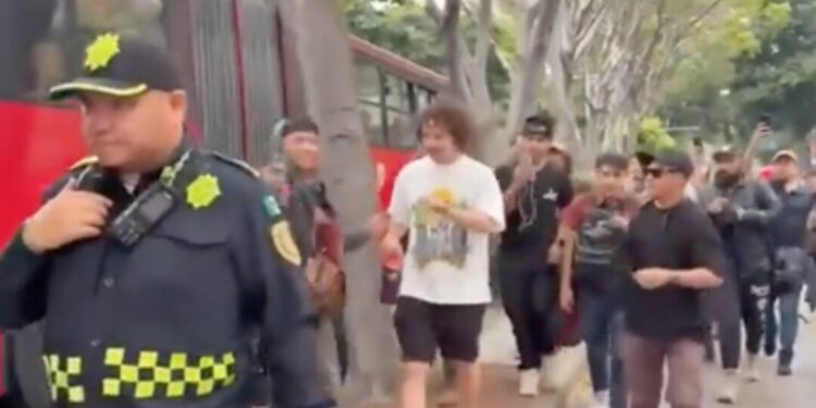 “¡Lárgate, gentrificador!”: Corren a Luisito Comunica de protesta en CDMX