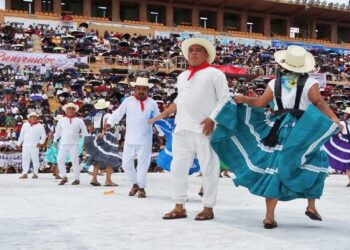 Foto: Jesús Santiago // La Guelaguetza magisterial, un espacio de resistencia, cultural, lingüística y de protesta.
