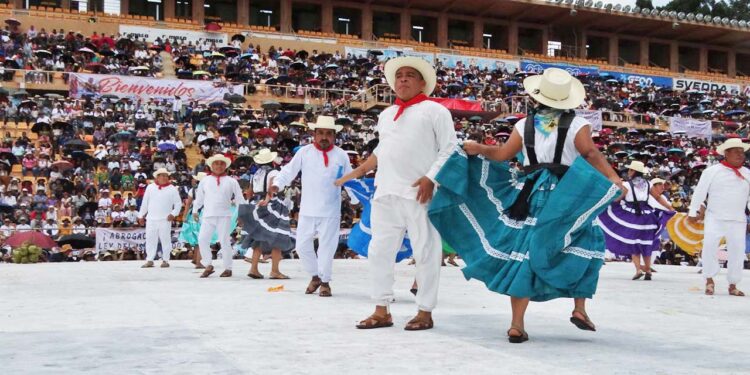 Foto: Jesús Santiago // La Guelaguetza magisterial, un espacio de resistencia, cultural, lingüística y de protesta.