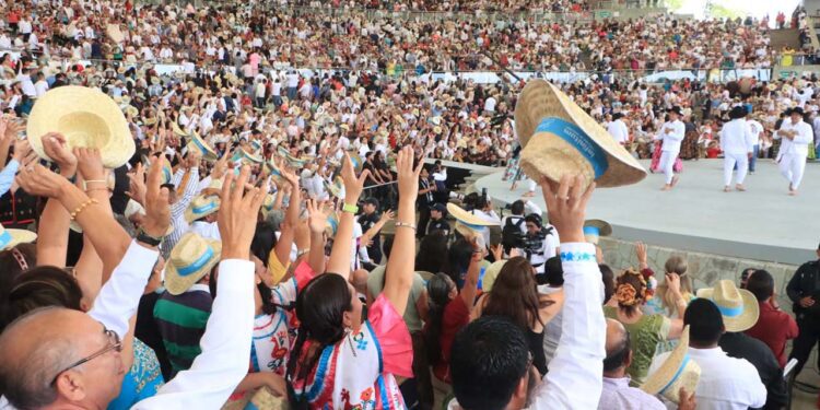 Fotos: Adrián Gaytán // La Rotonda de las Azucenas lució repleta en el primer Lunes del Cerro.