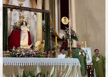 La imagen restaurada de la Virgen de la Asunción fue mostrada durante la misa de las siete de la tarde.