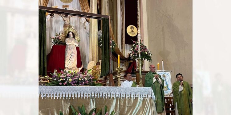 La imagen restaurada de la Virgen de la Asunción fue mostrada durante la misa de las siete de la tarde.