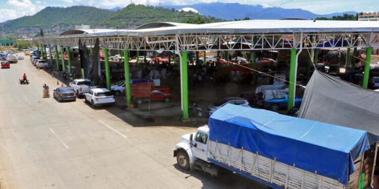 Foto: Adrián Gaytán // Las autoridades reconocen que es necesario avanzar en la regulación del comercio en la zona, tanto en establecimientos como en vía pública.