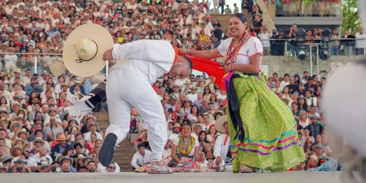 Los danzantes del Jarabe Mixteco demostraron habilidad y dominio de cada uno de los pasos.