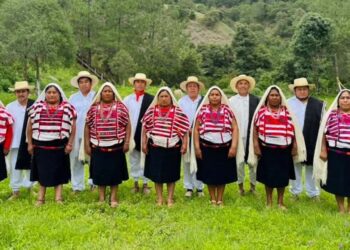 Los habitantes preservan la vestimenta tradicional de Santo Tomás Ocotepec.
